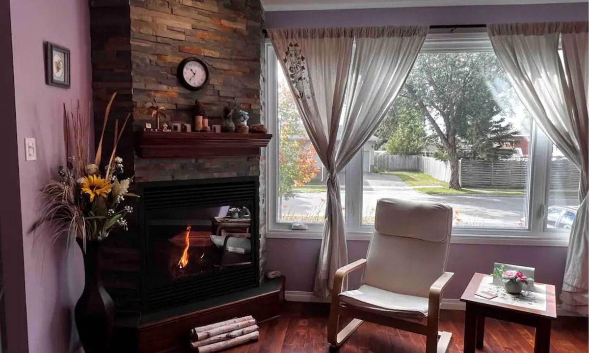 Thunder Bay House | main level in prestigious area