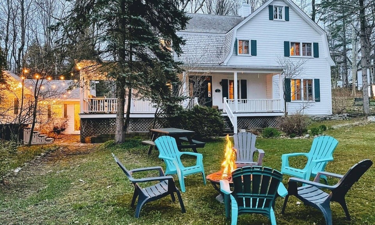 Ste Petronille House | Maison du quai: Heritage Home 1878 with Hot Tub & Fireplace