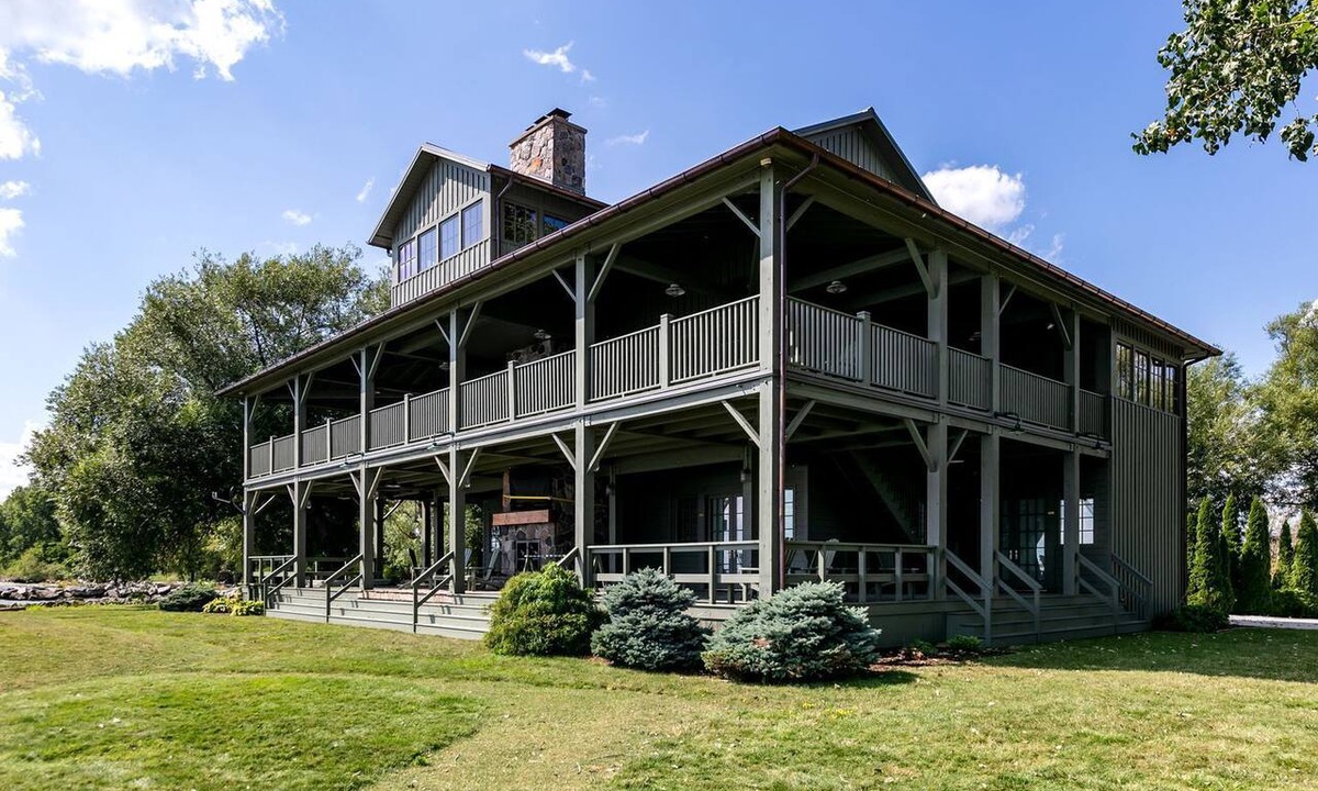 Amherstburg Cabin | Majestic Lake Erie Cabin Ideal for a Group Getaway in Ontario