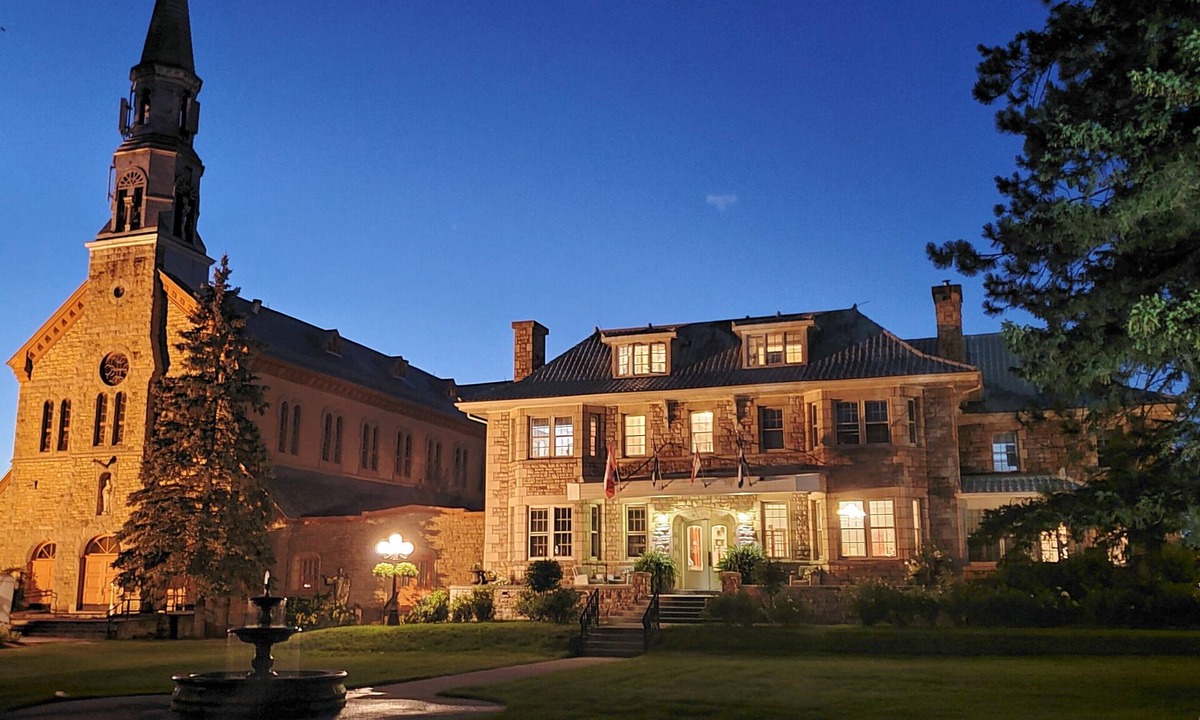 Montebello House | Manoir Chamberland (Adults Only, No Pets)