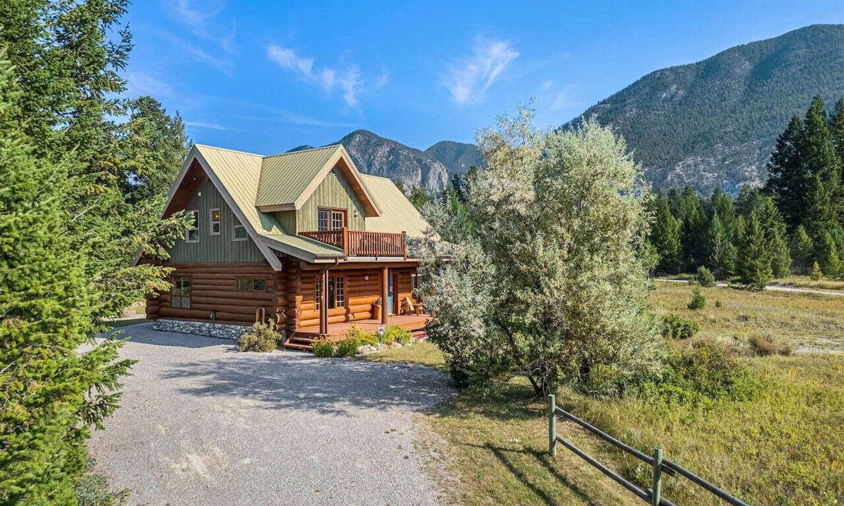 Invermere Cabin | Maple & Moose | Hot Tub | Yard | Mountain Views