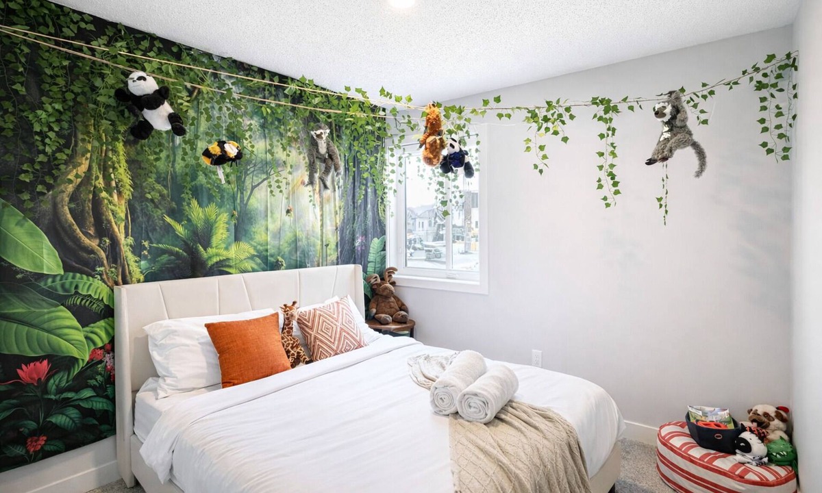 Southeast Edmonton House | Maple Retreat| Sleeps 14| 5 Beds+| Themed Bdrm