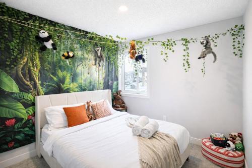 Southeast Edmonton House | Maple Retreat Sleeps 14 5 Beds Themed Bdrm