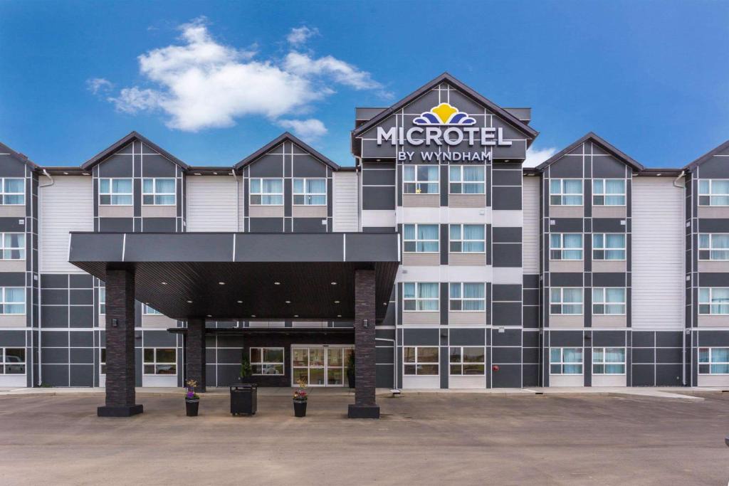 Whitecourt Hotel | Microtel Inn & Suites by Wyndham Whitecourt