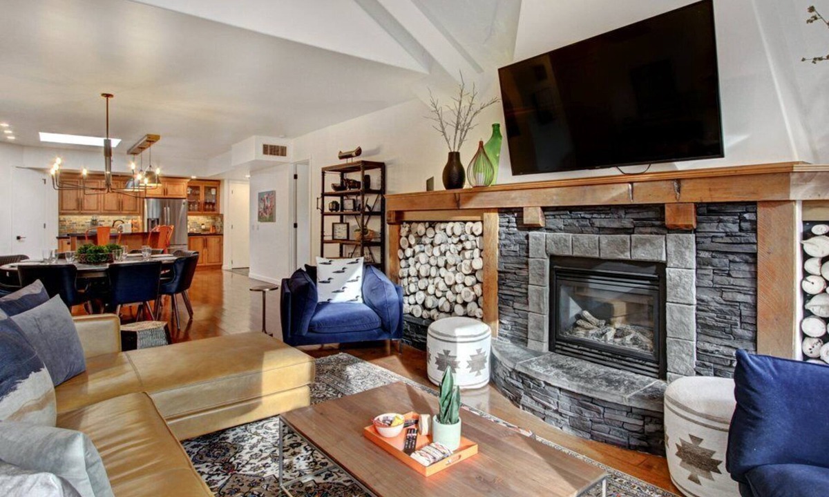 Town Centre Condo | Mistaya Suite | Stylish Downtown Penthouse