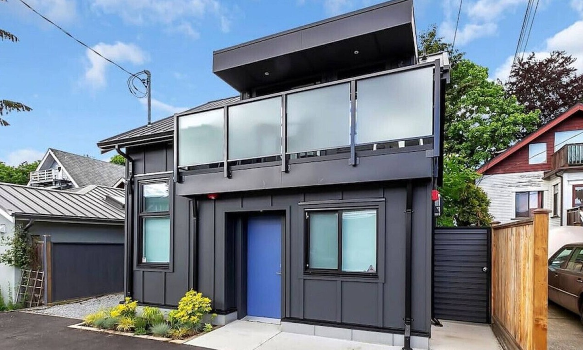 Riley Park-Little Mountain House | Modern 1 Bed Laneway House - by VGH & City Hall