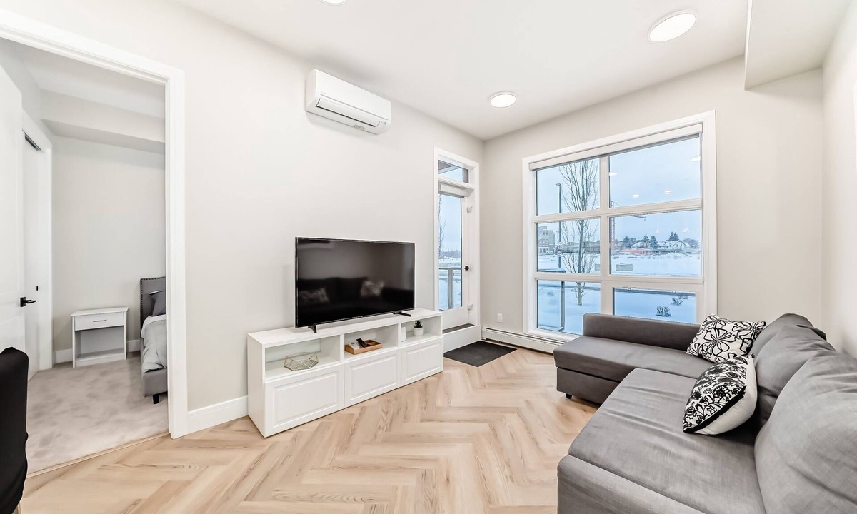 Currie Barracks Apartment | Modern 1-bedroom apartment with AC and underground parking near Downtown Calgary