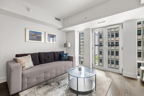 Bay Cloverhill Apartment | Modern 1Bd & Den in Downtown Toronto