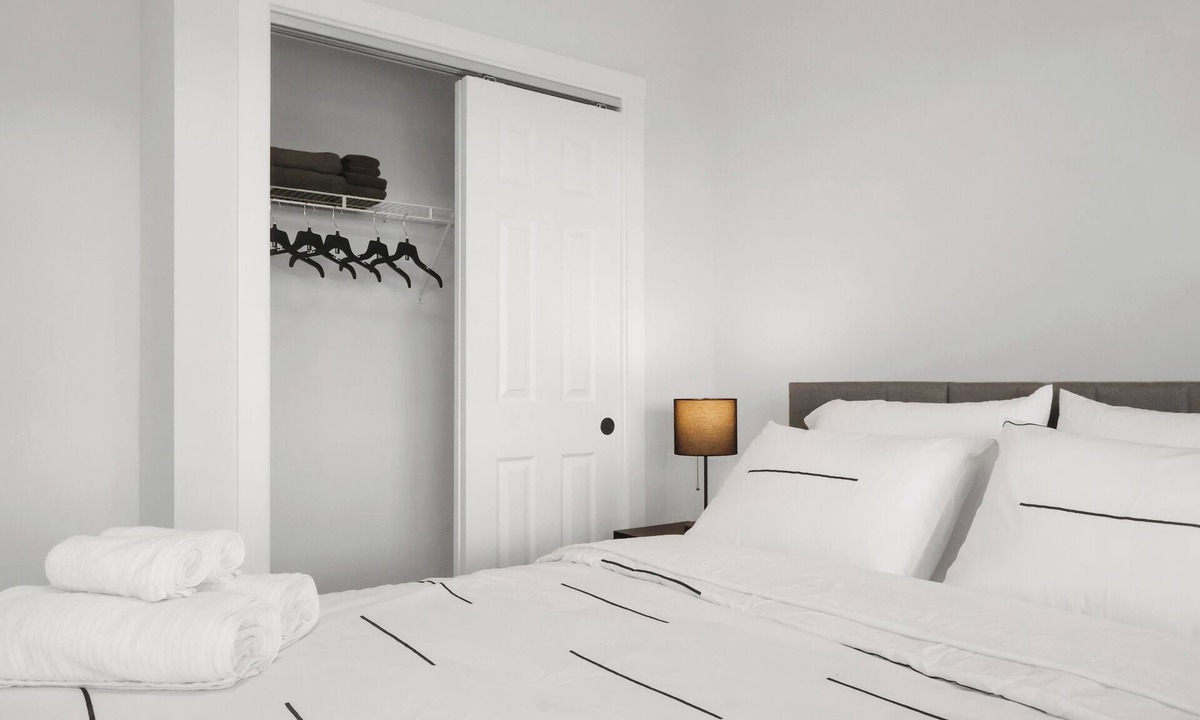 Calgary Apartment | Modern 2 BR walkout suite|5 mins to Airport Entire guest suite in Calgary,Canada