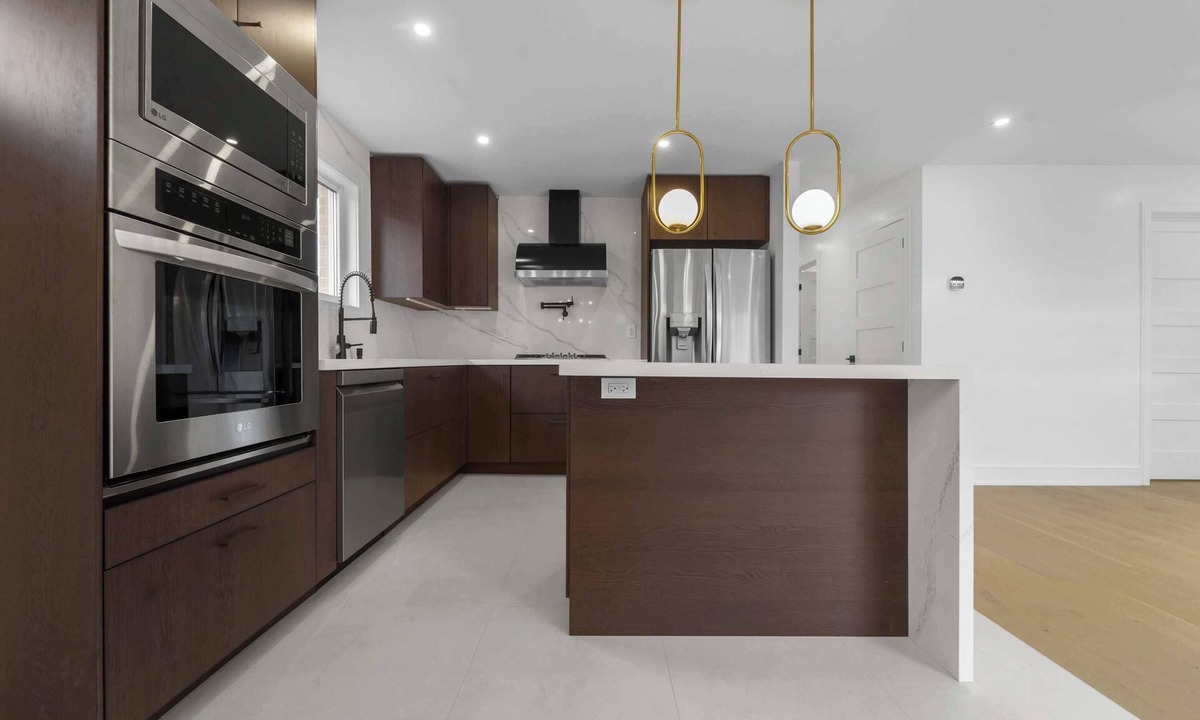Toronto House | Modern 3 Bedroom w/free parking