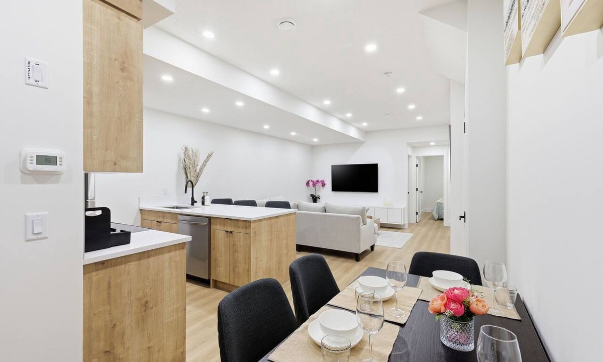 Rosscarrock House | Modern 3BR Family Suite Downtown King Bed Parking