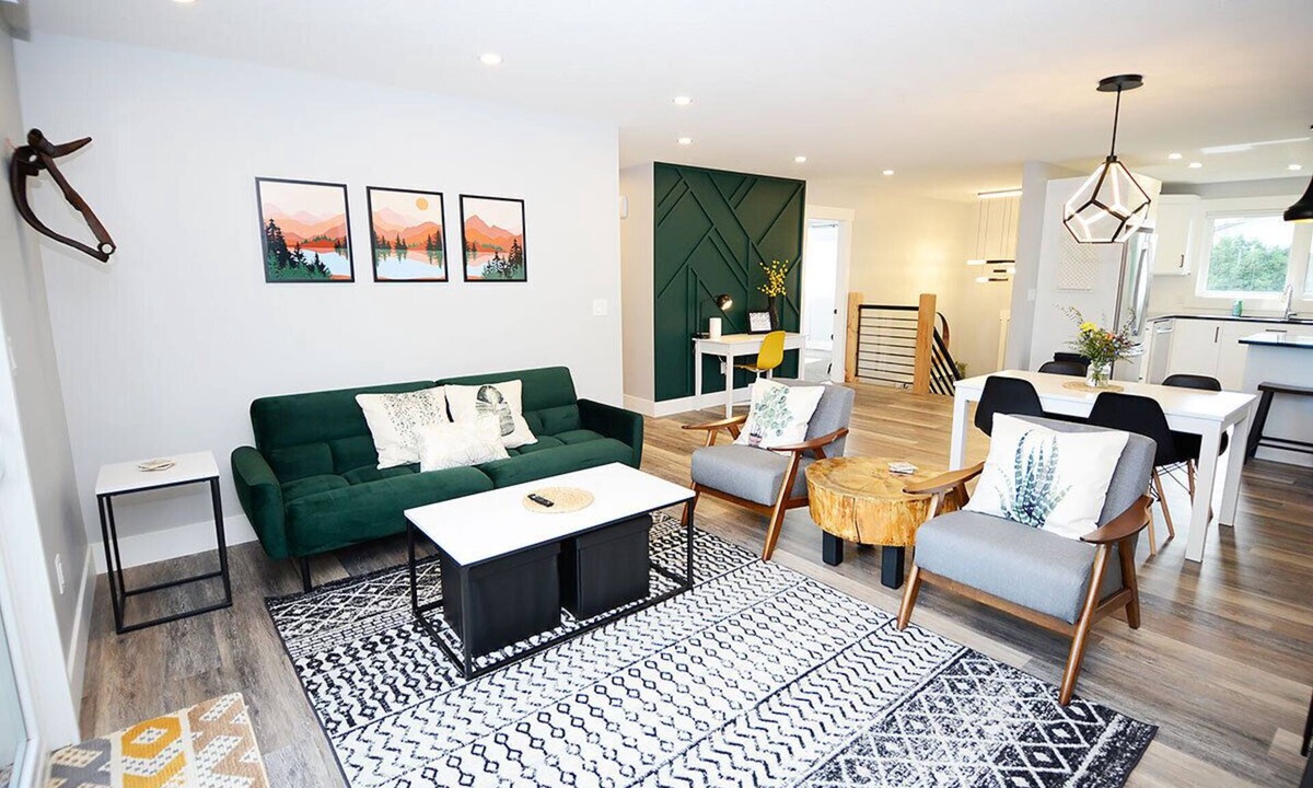 Pincher Creek House | Modern 4-Bedroom Close to the Ski Hill
