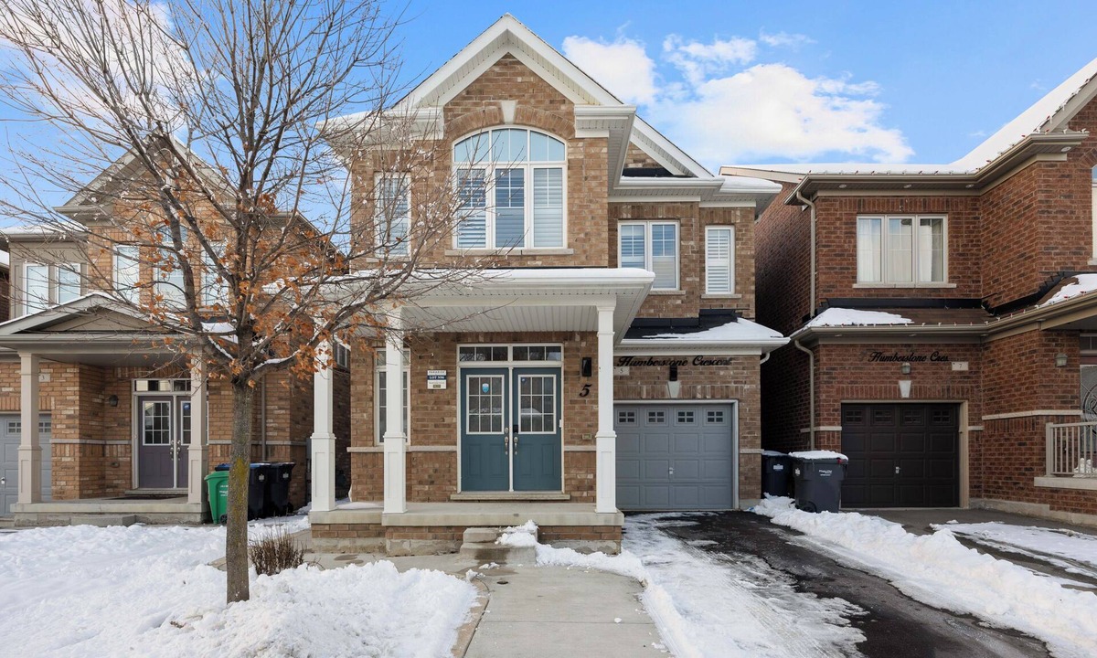 Brampton House | Modern 4BR Home Foosball Relaxing Family Retreat