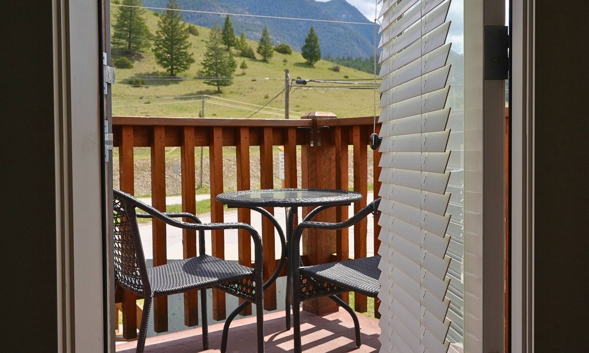 Radium Hot Springs Apartment | Modern and Bright 2BDR/2BR Condo with Mountain Views