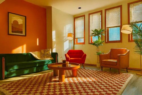Wicker Park Apartment | Modern Apt Billiards 1 Private Patio 1 Parking