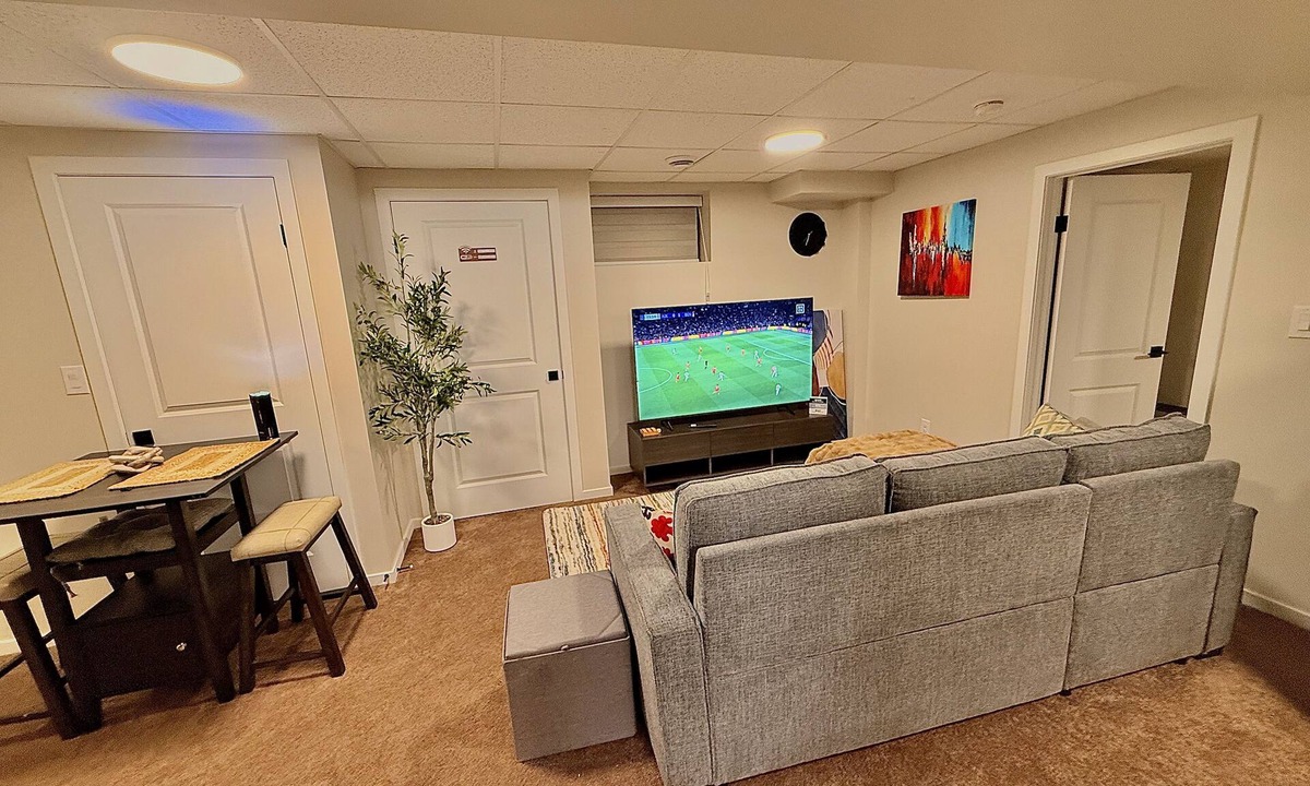 Fort Gary House | Modern Basement Suite w/Free Parking & Trails