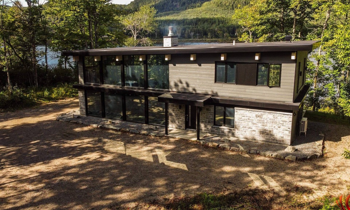 Mauricie Ski Chalet | Modern chalet on the banks of the magnificent St-Maurice River