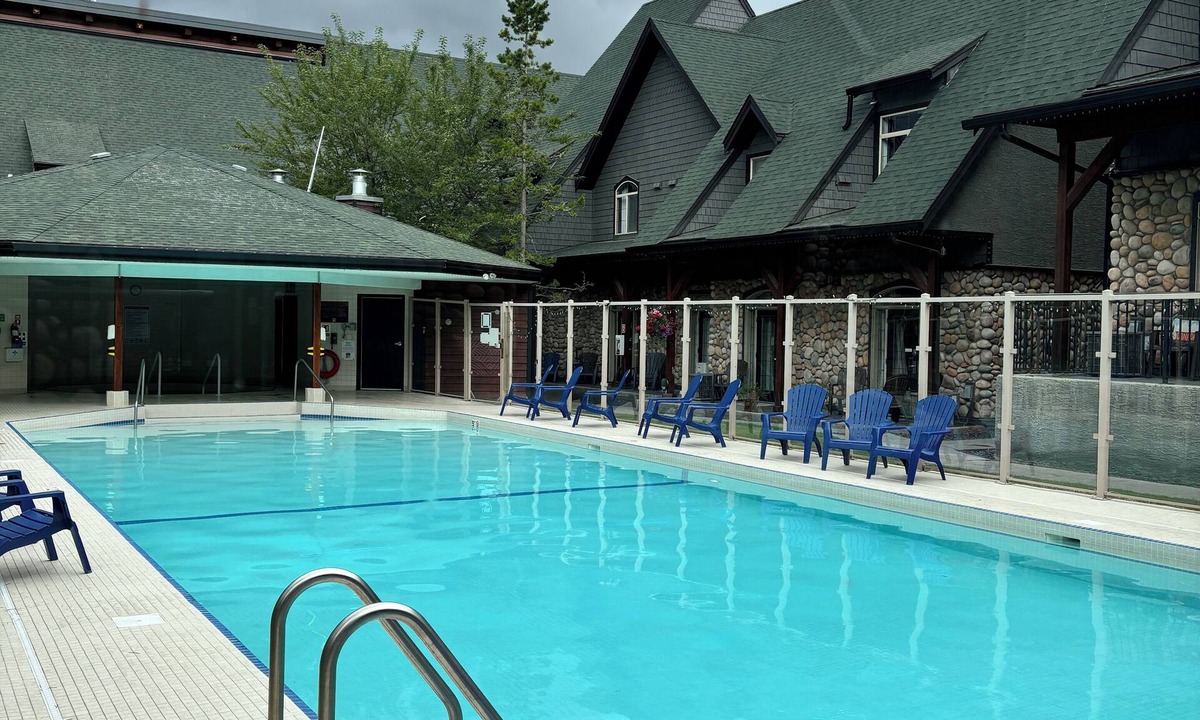 Canmore Ski Chalet | Modern Cabin with Swimming Pool Canmore/Banff