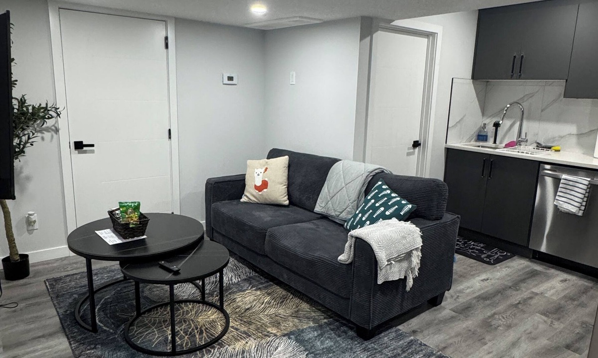 Southeast Edmonton House | Modern comfort just 15 minutes from the airport, with a full kitchen.