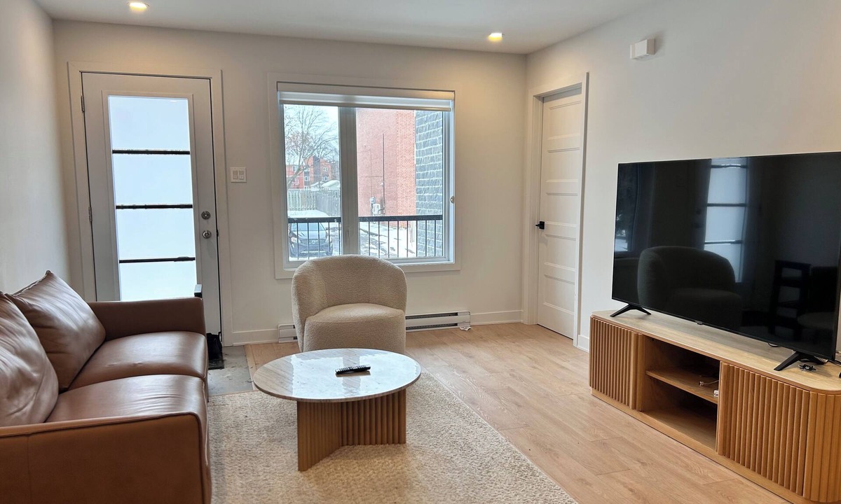 Longueuil Condo | Modern condo by Boisé du Tremblay with parking and fitness equipments