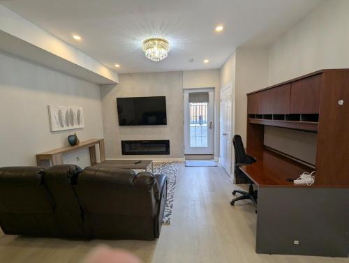 Whitby Apartment | Modern Designer Suite Minutes to Thermëa Spa