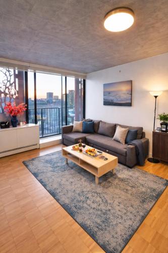 Gastown Apartment | Modern Downtown Apartment with Million City Views