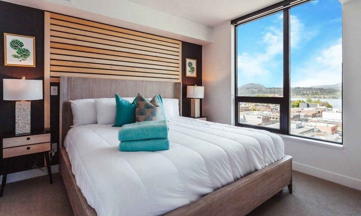 Downtown Kelowna Apartment | Modern Downtown Retreat with Lake Views