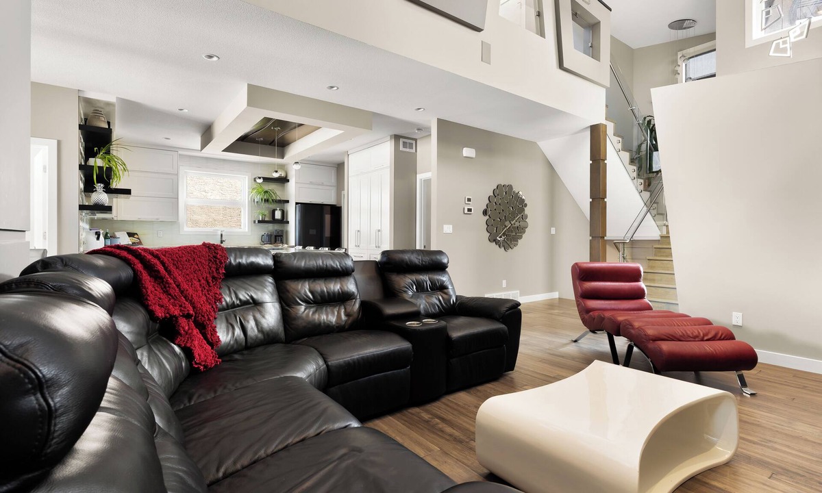 Regina House | Modern Family Retreat with 3 Season Sunroom