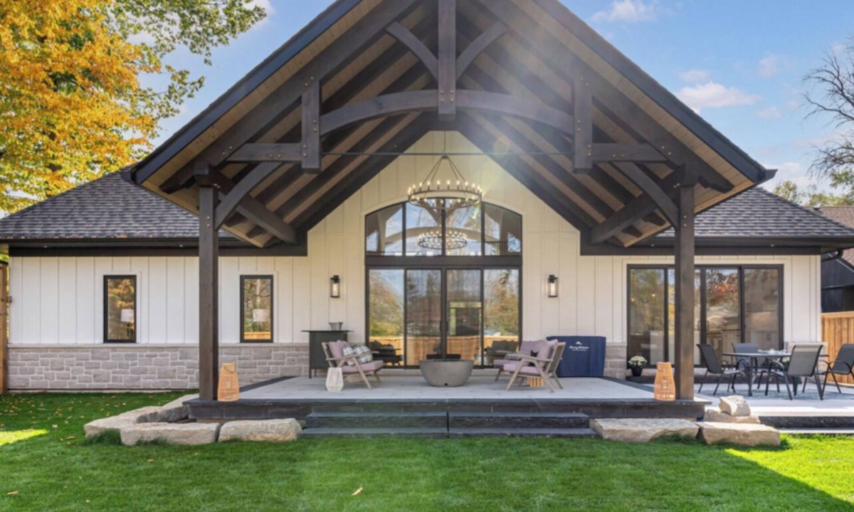 Alcona House | Modern farmhouse for the whole family walking distance to Lake Simcoe