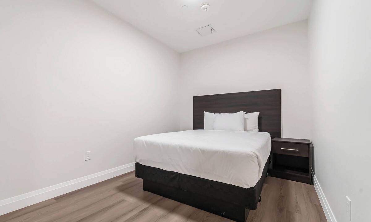 Dean Park Apartment | Modern Fully Furnished 2 Bedroom Apartment Unit 7