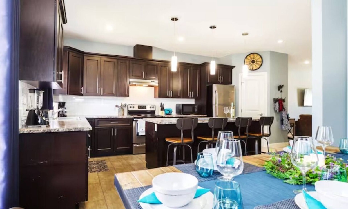 Jasper Place House | ★Modern Home★King Bed★Garage✔Long Stays★Sanitized!