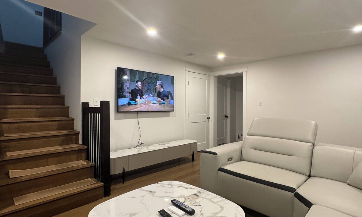 Brooks House | Modern Luxury 6 Bedroom House, Centrally Located in Brooks & Pet-friendly