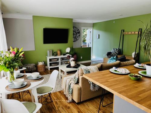 Maple Ridge Bed & Breakfast | Modern Maple Flat