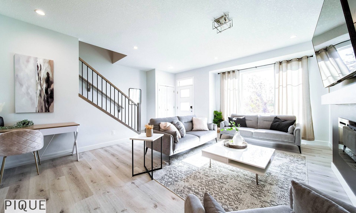 Southwest Edmonton House | Modern Retreat-3 King Beds-Garage-WiFi-Sleeps 10!