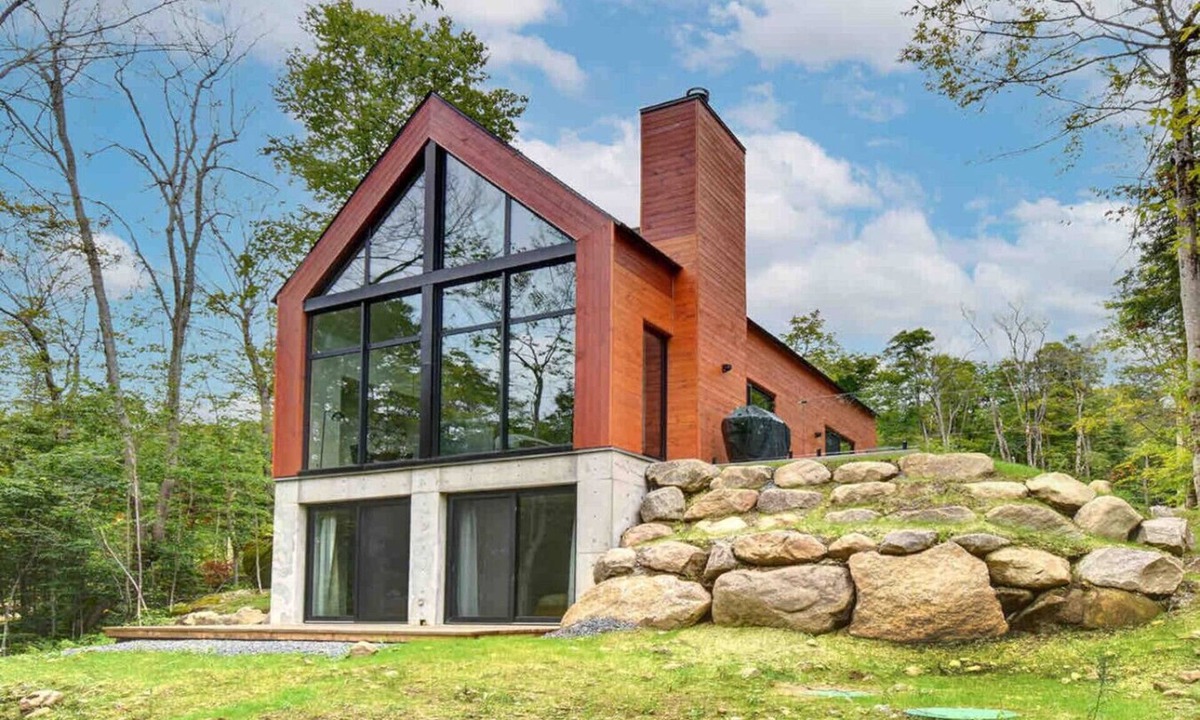 Lac Superieur Village Cottage | Modern Scandinavian Chalet + Jacuzzi, Pool, Lake