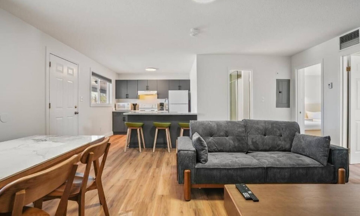 Wasaga Beach Apartment | Modern Two-Bedroom Suite - 25 min to Blue Mountain, 3 min walk to Beach