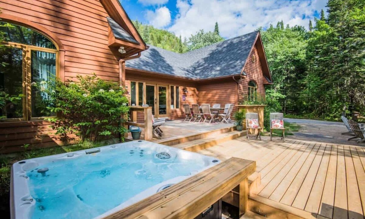 Lac-Superieur Ski Chalet | Mont-Tremblant Chalet: Hot Tub & Sauna