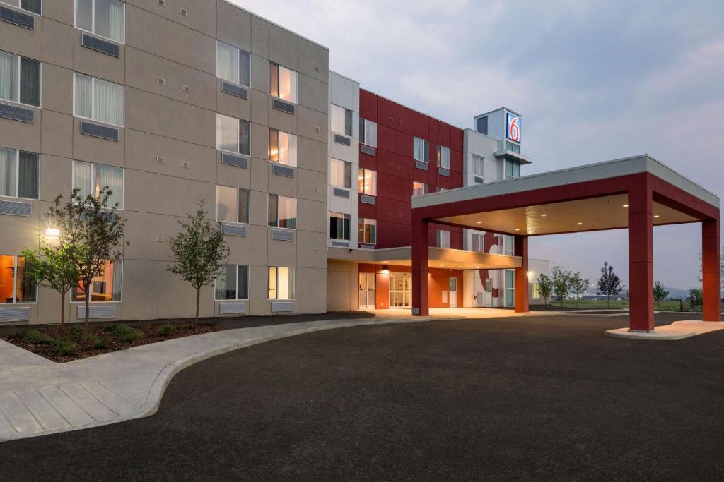 Airdrie Hotel | Motel 6 Airdrie