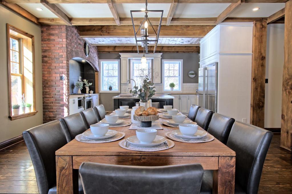 Sainte-Ann-des-Lacs Ski Chalet | Mountain Cottage - Spa, Pool & Poker Room