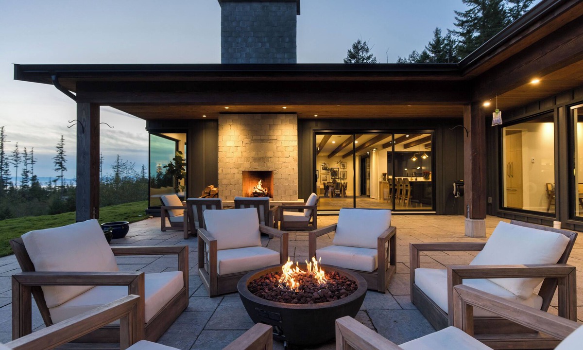 Roberts Creek House | Mountain Retreat with unobstructed ocean views!