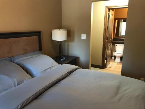 Radium Hot Springs Apartment | Mountain View Retreat