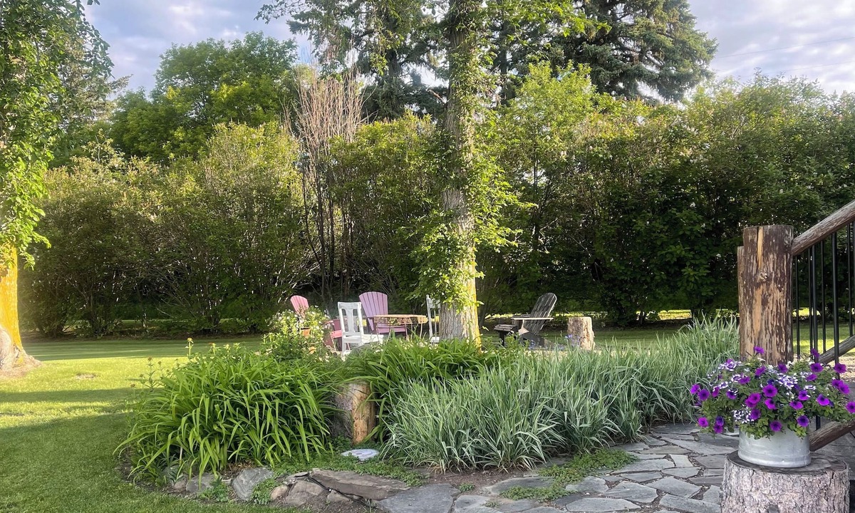 Markerville House | Mountain View Acreage near Sylvan Lake | Huge Lit Patio, BBQ Bar & Horses!