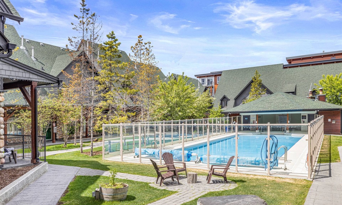 Canmore Cabin | Mountain View Chalet - Large Outdoor Pool and Hot tub - Pet Friendly