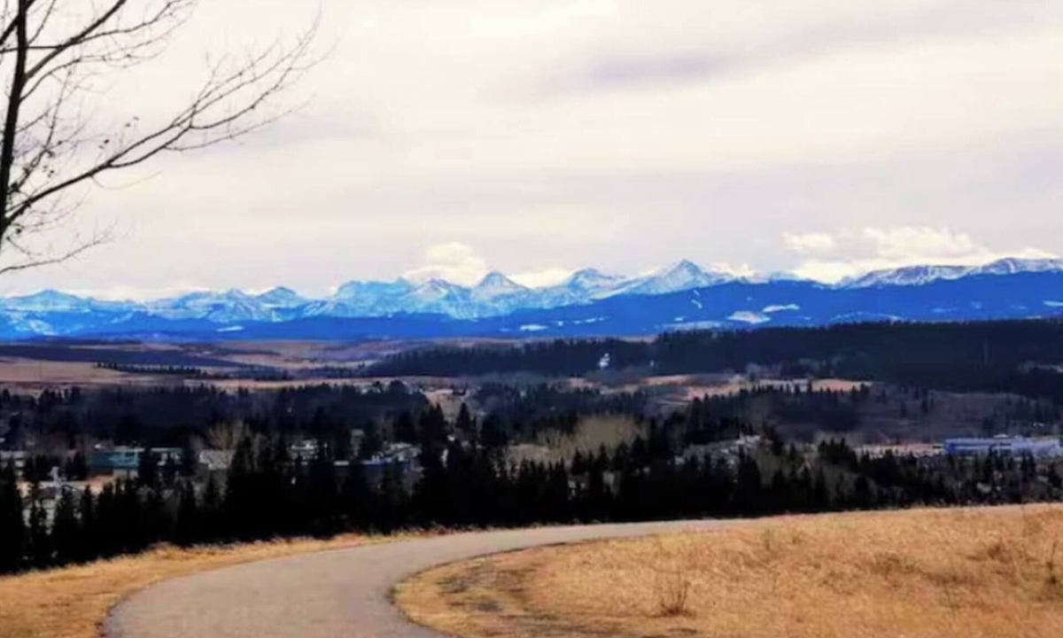 Cochrane House | Mountain View Family Home 5BR Near Banff Ski Getaway