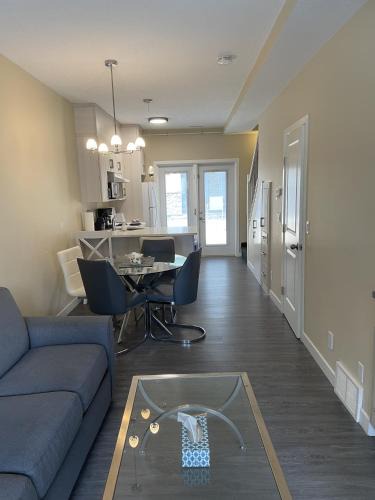 Harvie Heights Apartment | Mountain View Lodge 2 BDRM Townhouse
