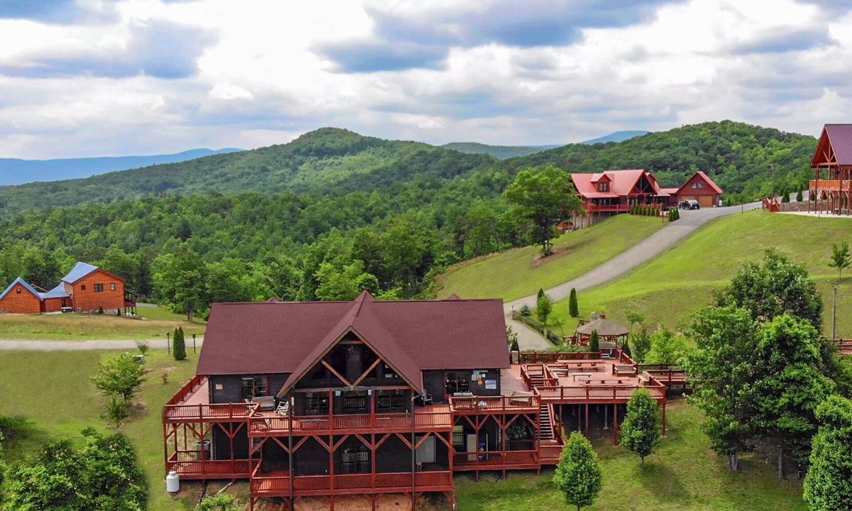 Dobson Cabin | MountainTop Compound Groups,Corporate Retreat,Weddings,Churches 10-40BR, 66 Beds