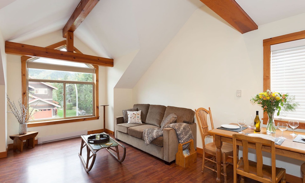 Pemberton Apartment | Mountainview 1 bedroom suite king bed quiet & cozy WIFI parking walk to Village