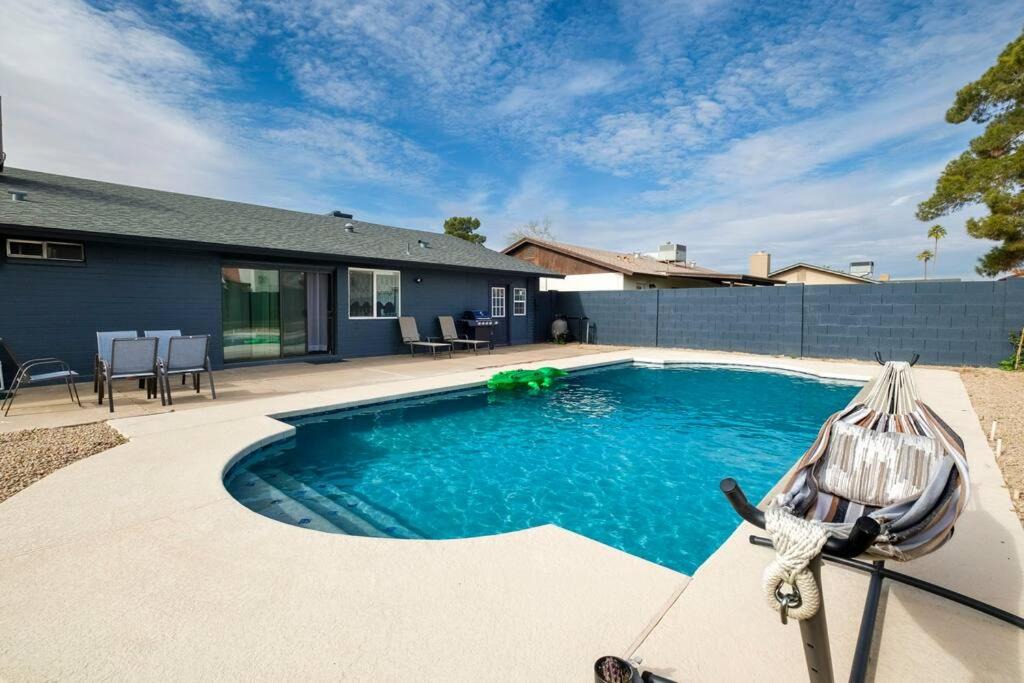 Sands West Neighborhood Apartment | *Msg for 5%off*KingBed PoolYard GuesthouseGlendale