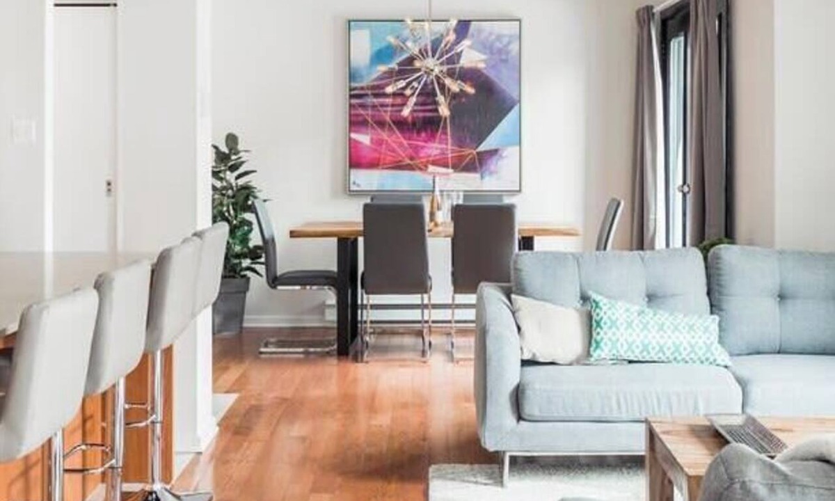 Plateau Mont Royal Apartment | MTLVR #03 | Bright, ideal Plateau location, A/C