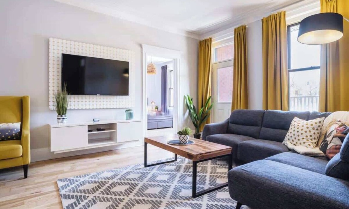 Plateau Mont Royal Apartment | MTLVR #16 | Stunning view on the mountain, 7 beds